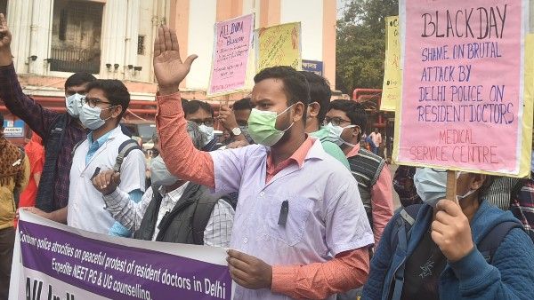 চিকিত্সকরা দিল্লি হাসপাতাল থেকে স্বাস্থ্য মন্ত্রকের দিকে মিছিল করেছেন, এখনও কেউ গ্রেপ্তার হয়নি