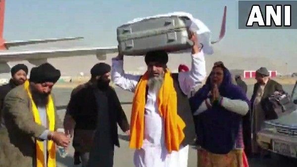বিশেষ বিমানে ভারতে ফেরানো হল হিন্দু, শিখ, ও আফগান নাগরিক সহ ১১০ জনকে