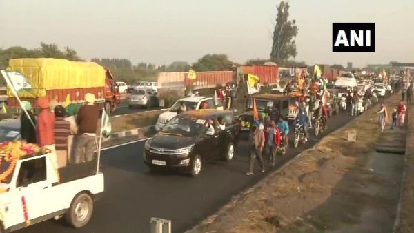 আকাশ থেকে পুষ্পবৃষ্টি করে কৃষকদের স্বাগত পাঞ্জাব-হরিয়ানা সীমান্তে