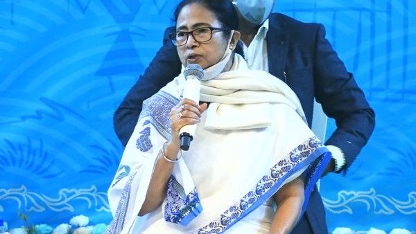 দুবছর টাকা না চাইতে বিধায়কদের পরামর্শ! 'স্টুডেন্টস ক্রেডিট কার্ড'-এর জন্য বিশেষ পদক্ষেপের নির্দেশ মমতার