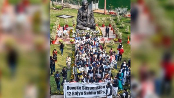 সাসপেন্ড হওয়া সংসদদের সমর্থনে মিছিল নিয়ে বৈঠক বিরোধী দলগুলির