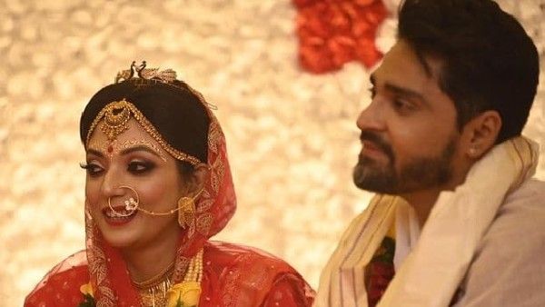 একসঙ্গে এক বছর, গৌরবের হাতে সিঁদুরদানের ছবি শেয়ার করলেন দেবলীনা