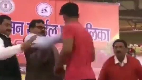 কুস্তিগীরকে সপাটে চড় বিজেপি সাংসদের, ভাইরাল হল ভিডিও
