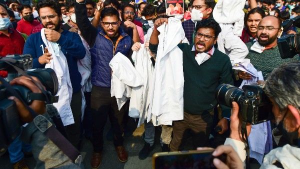 রাজধানী দিল্লিতে আবাসিক ডাক্তারদের প্রতিবাদে পুলিশের লাঠি চার্জ, বুধবার কর্মবিরতির ডাক