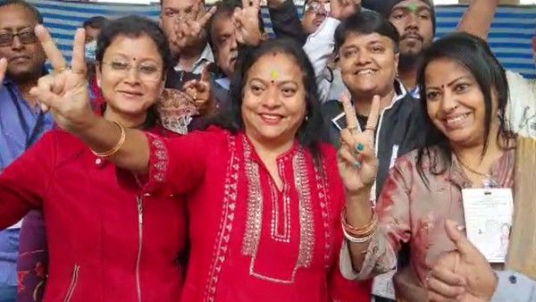 'স্ট্যান্ড করে দেখিয়ে দিলাম'! রেকর্ড ভোটে জয়ের পরেই শোভনবাবুকে বিশেষ বার্তা 'স্ত্রী' রত্নার