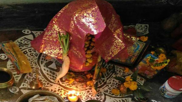 ভুলেও ঠাকুরঘরে এগুলি রাখবেন না, এতে আপনার বাড়তি খরচ আরও বাড়তে থাকবে