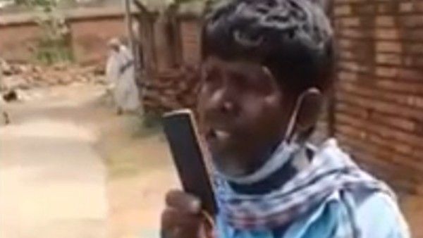 কাঁচা বাদাম গানের সঙ্গে এবার ভাইরাল হল ’বাদাম জুতো’, কেনার জন্য উপচে পড়া ভিড়