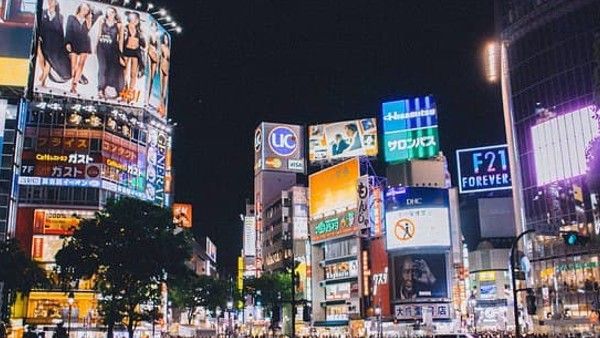 পাত্রী খুঁজতে শহরজুড়ে বিজ্ঞাপনের হোর্ডিং, সম্বন্ধ করে বিয়েতে নারাজ যুবক কিন্তু কেন