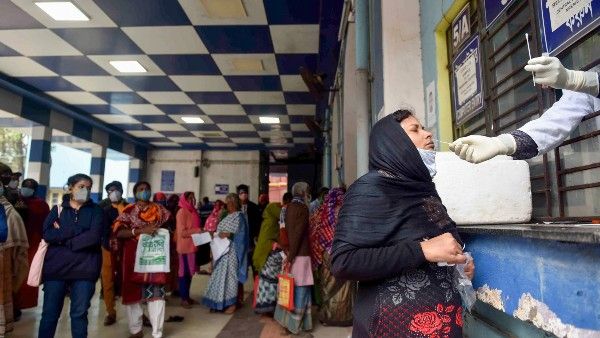 কলকাতার করোনা পজিটিভিটি রেট কমে ৩২.৬৮%, ৯ জেলায় ২০%-এর ওপরে