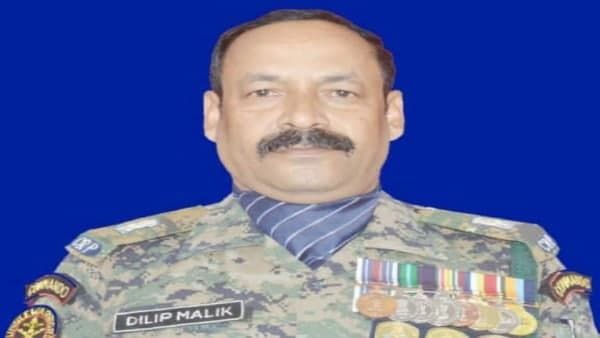 চারপাশে বিস্ফোরক, কানের পাশ দিয়ে ছুটছে বুলেট। দিলীপ মালিকের অবদান জানলে স্যালুট জানাবেন