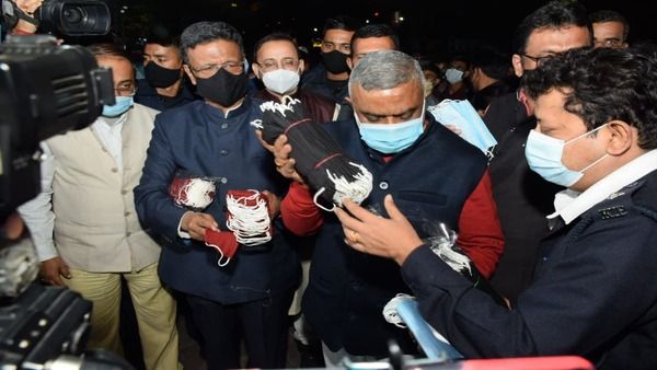 করোনা আক্রান্ত কলকাতার মেয়রের ওএসডি এবং পুর কমিশনার! কন্টেইনমেন্ট জোন বৃদ্ধি পাবে, বললেন ফিরহাদ হাকিম