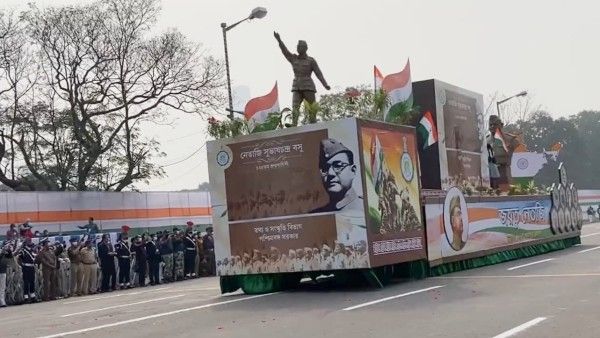 রেড রোডে কেন্দ্রের বাতিল নেতাজি ট্যাবলো! রাজ্যপালের উপস্থিতিতে মাল্যদান মমতার