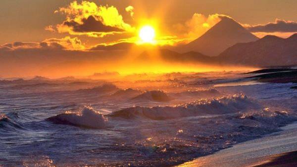 প্রায় এক মাস ধরে আগ্নেয়গিরির লাভা উদ্গীরন, এই দ্বীপে জারি সুনামি সতর্কতা