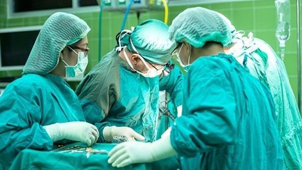 অবিশ্বাস্য পদক্ষেপ চিকিৎসাক্ষেত্রে, বিশ্বে এই প্রথম মানবদেহে প্রতিস্থাপন হল শূকরের হৃদযন্ত্র