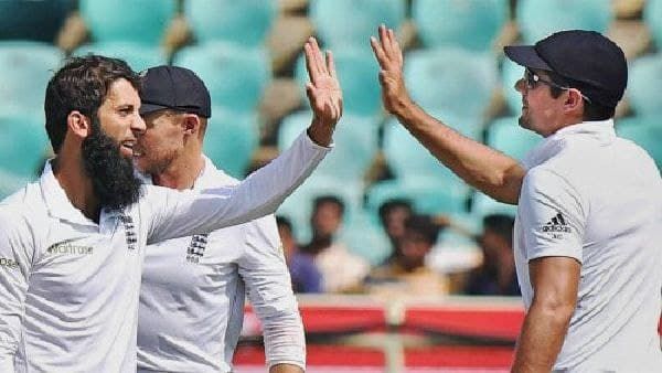 মঈনের সঙ্গে কুকের বাকযুদ্ধ থামছেই না! এবার কোন কটাক্ষের শিকার প্রাক্তন ইংল্যান্ড অধিনায়ক?