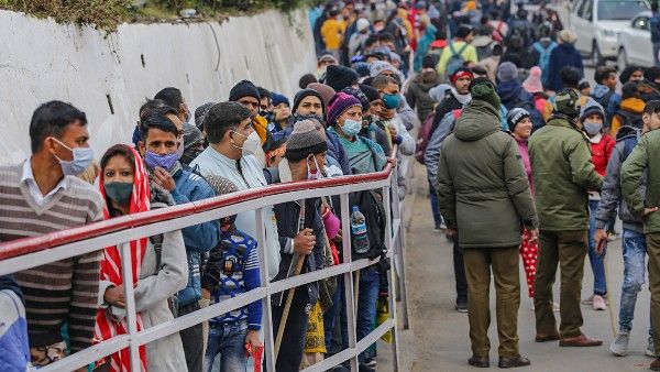 পদপিষ্টের পরও যাত্রা অব্যাহত, বৈষ্ণোদেবী মন্দিরে বছরের প্রথম দিন ২৭ হাজার ভক্তের ঢল