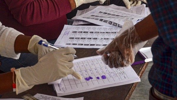 আধার কার্ডে'র সঙ্গে ভোটার যুক্ত করা আছে? নয়া নিয়ম শীঘ্রই আনছে সরকার