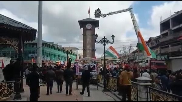 Republic day 2022: মুরলি মনোহর যোশীর পরে দ্বিতীয়বার! ৩০ বছর পরে শ্রীনগরের ক্লক টাওয়ারে ফের জাতীয় পতাকা