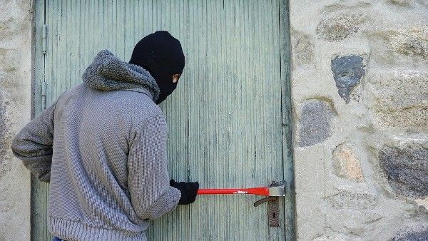 দুই চোরের কাহিনি, এক চোর লিখলেন কিপ্টে মালিক! অন্য চোর খিচুড়ি রাঁধলেন