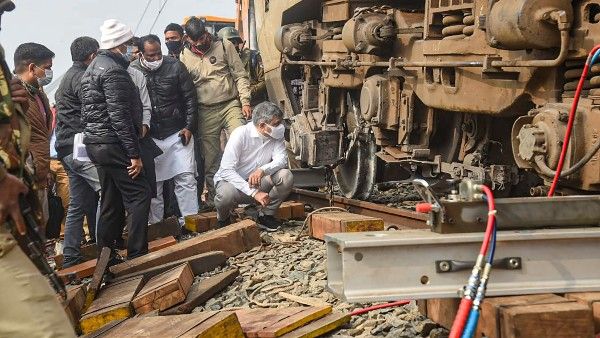 আচমকা বেলাইন চাকা, খারওয়ারে লাইনচ্যুত আটটি বগি