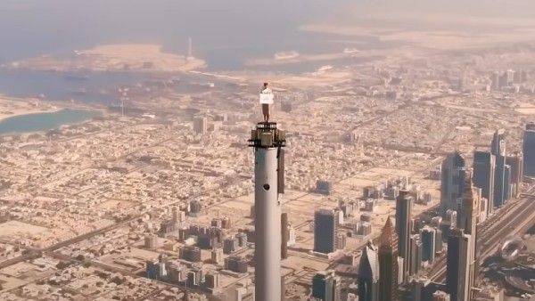 রোমাঞ্চকর, বুর্জ খলিফার মাথায় দাঁড়িয়ে শুটিং করলেন মহিলা