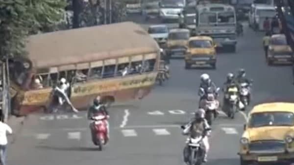 একাধিক যাত্রী নিয়ে ধর্মতলায় উল্টালো মিনিবাস! মুহূর্তের সেই ভিডিও দেখলে ঘুম কাড়বেই