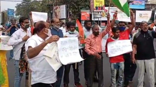 আনিসের বাড়িতে উমর খালিদের বাবা, সিটের সদস্যদের ঘিরে বিক্ষোভ গ্রামবাসীদের