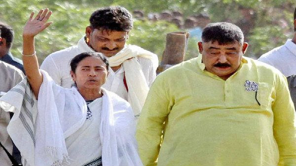 লালমাটিতে অসাধারণ হকি খেলে পাঁচে পাঁচ কেষ্টার! সকাল থেকেই পুজোতে মগ্ন অনুব্রত