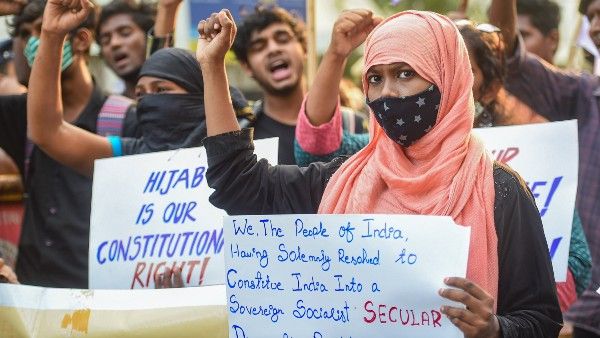 দেশজুড়ে চলছে হিজাব বিক্ষোভ, বাদ যায়নি রাজধানী দিল্লি, পুনেও