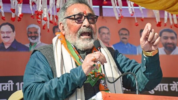 হিজাব প্রসঙ্গে এবার 'এক আইন' নীতির কথা বললেন কেন্দ্রীয় মন্ত্রী গিরিরাজ সিং