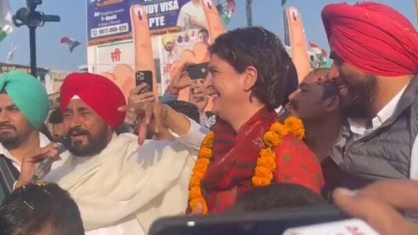 Punjab Election 2022: উত্তরপ্রদেশ-বিহার-দিল্লি নিয়ে চান্নির মন্তব্যে পাশে প্রিয়ঙ্কা! নিশানা কেজরিওয়াল-বিজেপির