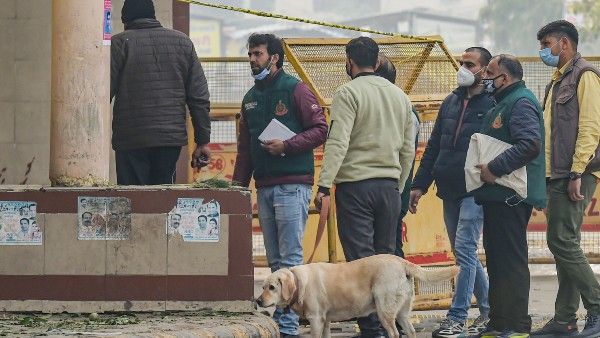 বড় নাশকতার ছক!‌ দিল্লির বাড়ি থেকে উদ্ধার আইইডি ভর্তি ব্যাগ, পলাতক সন্দেহভাজনরা, তদন্তে পুলিশ