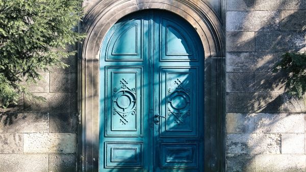 বাড়ির প্রধান দরজা পরিষ্কার রাখুন, না হলে আপনার জীবনে নেমে আসতে পারে অর্থ কষ্ট