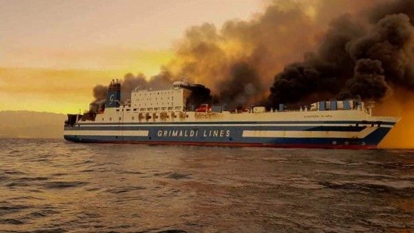 হাজার সংখ্যায় পোর্শে, বেন্টলি ও অন্যান্য বিলাসবহুল গাড়ি সহ মাঝ আটলান্তিকে জ্বলছে জাহাজ