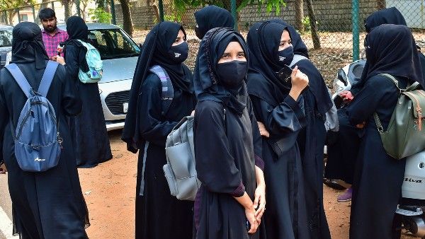 ইরানে কেন মহিলারা তাঁদের চুল কেটে ভিডিও পোস্ট করছেন সোশ্যাল মিডিয়ায় জানেন কী?