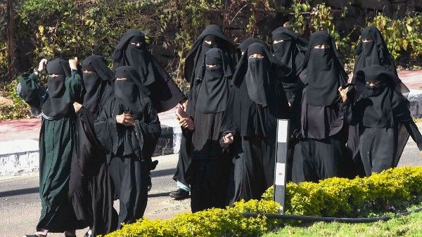 কর্ণাটকের 'হিজাব ইস্যু' নিয়ে ভারতের গণতন্ত্রকে তোপ, কী উদ্দেশ্য আল কায়েদা প্রধানের