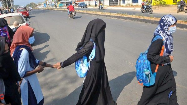 সরকারি সংখ্যালঘু শিক্ষা প্রতিষ্ঠানে নিষিদ্ধ হিজাব, বিজ্ঞপ্তি জারি কর্নাটক সরকারের