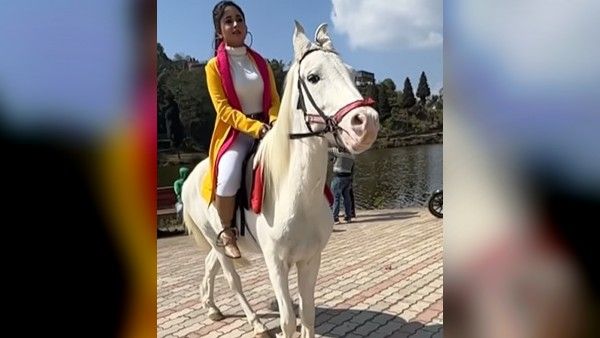 সাদা ঘোড়ায় চড়ে সুপার হিরোইন মিঠাই রানি, ভাইরাল ভিডিওতে কমেন্টের বন্যা ফ্যানদের