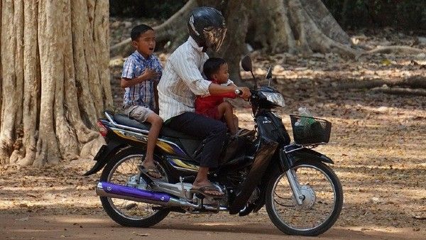 বাইকে বাচ্চা থাকলে Crash Helmet বাধ্যতামূলক! তোলা যাবে না ৪০ এর বেশি স্পিড