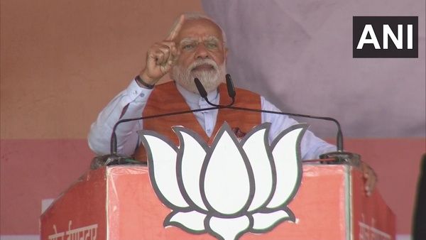 UP Election 2022: জঙ্গিদের প্রতি সহানুভূতিশীল, লাদেনও 'জি'! অখিলেশকে নিশানায় মোদী টানলেন মূলায়মের কথা