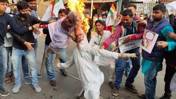 বাজেটকে হতাশাজনক, শহরের বুকে পুড়ল মোদী, সীতারামনের কুশপুত্তলিকা