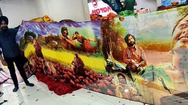 সিনেমার জনপ্রিয়তা তুঙ্গে এবার 'পুষ্পা শাড়ি' তৈরি করলেন সুরাটের ব্যবসায়ী