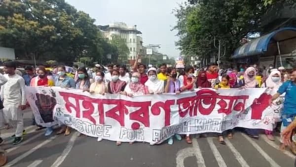 পুলিশের সঙ্গে কলেজ স্টিটে খন্ডযুদ্ধে জড়ালেন পড়ুয়ারা, আনিস মৃত্যু-কাণ্ড উত্তাল কলকাতা