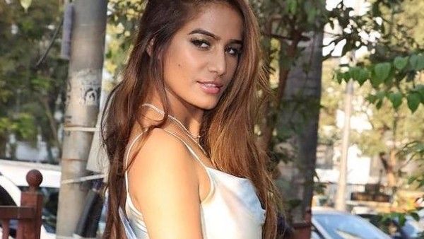 জামার চেন খোলার অপরাধে কঙ্গনা রানাওয়াতের ‘‌লকআপ’‌–এ বিতর্কিত পুনম পাণ্ডে