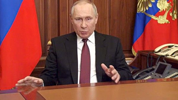 রাশিয়া থেকে তেল আমদানি বন্ধের পর মস্কো বনাম পশ্চিম উত্তেজনা বাড়ছে