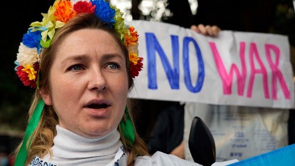 Russia-Ukraine Crisis: ‘‌যুদ্ধ নয় শান্তি চাই’‌, ইউক্রেনের সঙ্কটে বিশ্বজুড়ে প্রতিবাদে সামিল রুশ নাগরিকরা