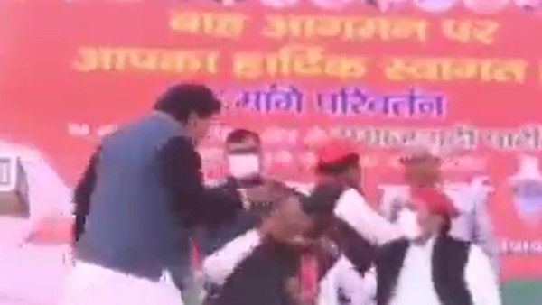 জনসভায় সপার জেলা সভাপতিকে চড় মারতে গেলেন সম্পাদক, হেসে খুন অখিলেশ