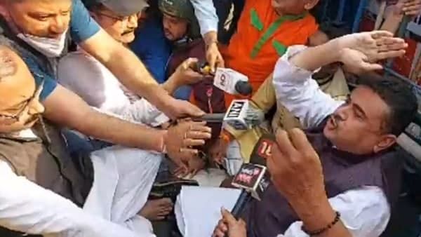 সন্ত্রাসের অভিযোগে বিধাননগর কমিশনারেট অভিযান বিজেপির, রাস্তায় বসে পড়লেন শুভেন্দু