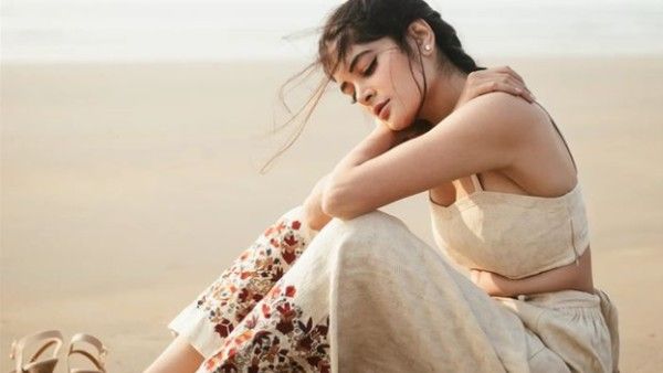 নীল সাগরের পারের বালুকাবেলায় একা বসে কীসের প্রতীক্ষায় মধুমিতা সরকার? 