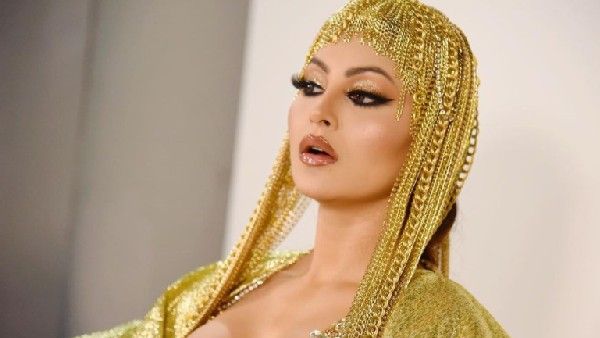 গায়ে কোটি টাকার সোনার পোশাক, র‍্যাম্পে আগুন ধরালেন উর্বশী